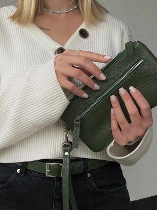 Women&rsquo;s clutch + belt set